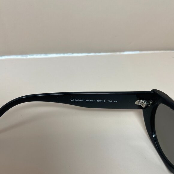 Vogue X Hailey Bieber | Cat Eye - Picture 6 of 8